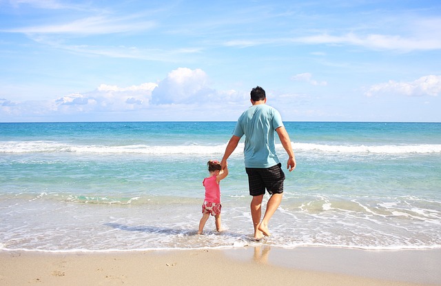 dcera s otcem na pláži