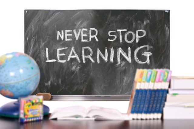 Nápis „nikdy se nepřestaň učit“ napsaný na školní tabuli
