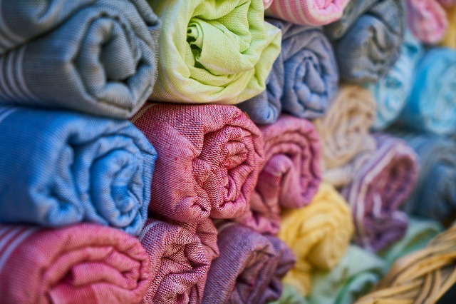 barevný textil